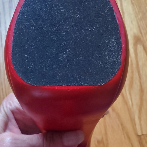 Elegant Red Peep-Toe Stiletto Heels Wine Bottle Holder - Picture 5 of 7